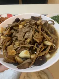 豬肝炒茶樹菇，本想打湯結(jié)果被我做成一份菜??配圖