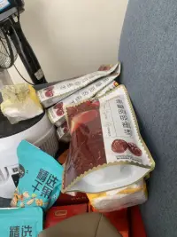 突然感覺我家最不缺的就是零食水果了??，桌子上的橘子蘋果，地上的木瓜芒果 ，柜子里的各種薯片罐頭??，而我喜歡坐在沙發上也要塞點...不胖我胖誰.！配圖