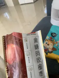 突然感覺我家最不缺的就是零食水果了??，桌子上的橘子蘋果，地上的木瓜芒果 ，柜子里的各種薯片罐頭??，而我喜歡坐在沙發上也要塞點...不胖我胖誰.！配圖
