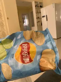 突然感覺我家最不缺的就是零食水果了??，桌子上的橘子蘋果，地上的木瓜芒果 ，柜子里的各種薯片罐頭??，而我喜歡坐在沙發上也要塞點...不胖我胖誰.！配圖