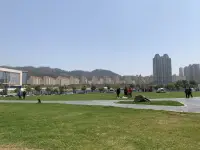 情緒穩(wěn)定是被愛出來的，在一個充滿愛的環(huán)境中，心靈可以被滋養(yǎng)。在問題面前，我們不被指責和怒火所困擾，而是被關切與解決問題的態(tài)度所包圍，每一個回應都是心靈的撫慰，每一個行動都是情感的療愈，當有人全心投入，用愛化解你的憂慮，溫暖你的性格，你會深刻感受到被愛的力量，明白自己被堅定的選擇和珍視。這種愛為你的心靈提供了堅實的后盾，帶來了無與倫比的安全感，所以被愛真的會讓人情緒穩(wěn)定。配圖