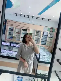 最佳配偶應該是你人生戰場上的盟友！而不是去找個人滿足你的懶惰和巨嬰，一個男人給你半夜倒杯水半夜給你買宵夜這不是稀缺物種，然而現實中大多數的女人總是被這種低成本的付出感動的死去活來，真正稀缺的是對方的談吐，知識面，商業事業和控制局面的能力，以及穩定的情緒！生活已經夠累了，如果結婚不能讓你開心，反而讓你喜怒無常產生焦慮，那最初愛的意義何在呢？婚姻的意義在于彼此照亮，不然的話一個人淋雨也浪漫一個人吹風也慶幸的是為什么要結婚呢？配圖