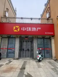 以前房子大漲的時(shí)候，客戶罵 說 價(jià)格是中介炒上去的現(xiàn)在房子跌的時(shí)候，房東罵 說 價(jià)格是中介砍下來的

——無所不能的中介配圖