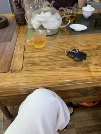 人生如茶，苦盡甘來
生活就是用一兩分鐘的甜
沖淡那七八分鐘的苦。以茶會友配圖