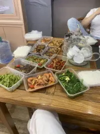 哈哈哈，三個人一桌菜.....配圖