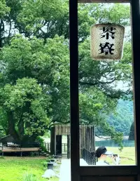 成年人的解压方式，早已不是吃喝，而是独处，沉默，不说话，不交际，累了就出去走走，看看风景，听听音乐，拍拍照，放空自己.配图