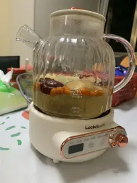 學會獨處，一首歌，一杯茶，自己陪自己，跟昨天和解，向明天問好。配圖