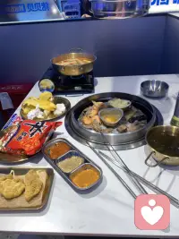 一個人吃個飯吧，忙到現在的牛馬配圖