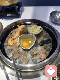 一個人吃個飯吧，忙到現在的牛馬配圖