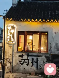 人活着，开该吃吃，该喝喝，遇见啥事别往心里搁，看点谁都有起和落，想做啥咋就做管它对和错，怎么开心怎么活。配图