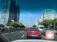 是2km,我就天天去找你，要是20km我就经常去找你，要是200km我就可以每周去见你，可偏偏是2000km配图