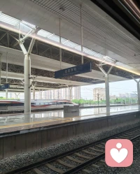 我从来都不是一个娇滴滴的小女孩 即使我很害怕 我还是可以一个人走在陌生城市的道路上 可以自己拿行李 爬很多层楼梯 我可以一个人走南闯北配图