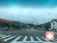 天空有些暗了，暗得刚刚好，我难过的样子就没人看到配图