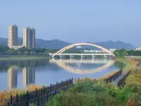 學會正確的愛，邁向心智成熟

不管你愿不愿意，我們在心智成熟的旅途上，都會遇見這樣的問題：物質越來越豐富，心靈卻越來越空虛。我們對身體的健康牽腸掛肚，對心理問題卻漠然處之。

在大多數人心目中，似乎只要不去跳樓，不進精神病院，就沒有心理疾病。殊不知，幾乎人人都有不同程度的心理疾病。

每個家長都說深愛自己的兒女，但未必人人都懂得愛。游泳池邊，一群學游泳的孩子，哭成一片，絕大多數都不敢跳進水里。一些母親抱走了自己的孩子，她們說愛自己的孩子，不愿意讓他們恐懼。也有一些母親硬著心腸將自己的孩子趕入水中。那么，究竟誰真愛自己的兒女？

成長是痛苦的，一個成熟的人一定經歷過許許多多痛苦，沒承受過太多痛苦的人一定不會成熟。承受痛苦是走向成熟的必由之路，任何人都不能回避。

愛不是百依百順，不是墜入情網，不是大包大攬，愛一個人就要讓他獨立，不管自己的父母、妻子，還是兒女，如果你的行為阻礙了他們心智的成熟，那就不是真正的愛。

愛自己的兒女，就要讓他們脫離父母愛你擁有獨立思考的能力，就是要讓他們敢于面對問題和痛苦，迎難而上，用自己的雙腳獨自站立。

逃避問題和痛苦的傾向，是人類心理疾病的根源。

成長之路充滿艱辛，它不是一條平坦的陽關道，而是荒蕪沙漠里的一條小徑，遍布荊棘和礫石。在這條少有人走的路上，一些勇士正在前行，他們將超越自我，邁向一個新的天地。配圖