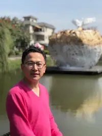我坚持个人/相互尊重、友善和荣誉。我生性深情，但我相信，尝试去感知那些表现出关心、敏感和愿意超越自己的人的界限，看看我是诚实的。配图