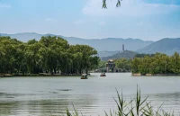 情緒管理的開關(guān)在哪里？
很多人一時刺激沖動，都會發(fā)生情緒失控的情況，那么情緒失控的開關(guān)到底在哪里呢？
不同人格特征的人，表現(xiàn)情緒波動程度不同。
受到?jīng)_擊波大小不同，表現(xiàn)程度也不同。
多個故事案例說明了，人情緒管理的按鈕在與對現(xiàn)實的承受力，界限點在于內(nèi)心傷害的根源里…配圖