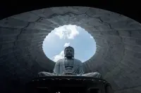 釋迦牟尼曰：“伸手需要一瞬間，牽手卻要很多年，無(wú)論你遇見誰(shuí)，他都是你生命該出現(xiàn)的人，絕非偶然”。苦樂(lè)，都是你挑選的體驗(yàn)，沒(méi)有無(wú)緣無(wú)故，可能是報(bào)恩、可能是還債。美滿生活，固然前生福報(bào)；遭遇波折，也不過(guò)了結(jié)因緣。別嫌自己平凡，路是你選擇的，也會(huì)因你改變。配圖