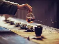 永遠不要怪別人不幫你，
也永遠別怪他人不關心你。
活在世上，
我們都是獨立的個體，
痛苦難受都得自己承受，
沒人能真正理解你。
人生路上，
我們都是孤獨的行者，
如人飲水冷暖自知，
你才是自己的貴人，
真正能幫你的，
永遠只有你自己。 ???配圖