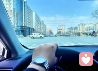 每个人的人生都有两条路：一条用心走，叫做梦想。一条用脚走，叫做现实。心走的太慢，现实会苍白。脚走的太慢，梦想将坠落。人生的精彩在于心梦合一，脚踏实地。配图
