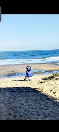 每次遇見海那刻，心便隨波瀾輕舞，思緒也不由自主，靈魂深處滿是對無限可能的渴望與追逐。如果可以，我更愿化作一滴水，融入這浩瀚，感受它的博大與寬容。

靜坐海岸，海風輕拂面龐，海浪慰藉心靈，閉上眼，時間仿佛靜止，在這一刻的寧靜里，找到了內心深處那份久違的平靜與安然。與自己和解，與世界和解。配圖