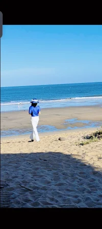 每次遇見海那刻，心便隨波瀾輕舞，思緒也不由自主，靈魂深處滿是對無限可能的渴望與追逐。如果可以，我更愿化作一滴水，融入這浩瀚，感受它的博大與寬容。

靜坐海岸，海風輕拂面龐，海浪慰藉心靈，閉上眼，時間仿佛靜止，在這一刻的寧靜里，找到了內心深處那份久違的平靜與安然。與自己和解，與世界和解。配圖