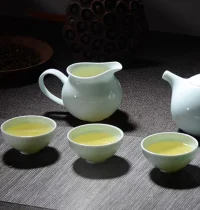 今看到余華老師言：精神內耗就是心里的戲太多
言未出    結局已演千百遍
身未動    心中已過萬重山
事己畢    過往仍在腦中演配圖