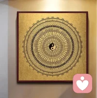 人人都需的易思維，大智慧 分享“中華第一圖”太極圖的奧秘（建議重復(fù)悟）

太極圖是以陰陽理論為依據(jù)繪制而成的，最初是伏羲依據(jù)河圖，洛書演變而來，它的構(gòu)成非常簡(jiǎn)單：一個(gè)圓形、一條曲線、兩個(gè)圓點(diǎn)、兩條黑白魚圖形，但它卻以最簡(jiǎn)潔的圖案表達(dá)了最深刻的內(nèi)涵，它是化生萬物之本源，揭示了宇宙、生命、物質(zhì)、能量、運(yùn)動(dòng)、結(jié)構(gòu)。是一切智慧生命的終極思考，被譽(yù)為“中華第一圖”。韓國(guó)國(guó)旗就是太極棋還帶四卦，那么，太極圖究竟揭示了什么道理呢？

第一 一分為二，對(duì)立統(tǒng)一

太極圖的外面是一個(gè)圓，象征著事物的整體；圓的里面是由一條曲線分出的兩尾陰陽魚，象征著事物的兩面性；整個(gè)圖形形象地告訴我們：世間任何事物都有其兩面性，兩方面既對(duì)立又統(tǒng)一：好壞美丑，是非善惡都存在對(duì)立又統(tǒng)一。

第二， 陰中有陽，陽中有陰

陰魚的眼睛為陽，陽魚的眼睛為陰；象征著陰中有陽、陽中有陰，陰陽互根。 “禍兮福所依，福兮禍所伏”“塞翁失馬焉知非福”“失之東隅，收之桑榆”“優(yōu)點(diǎn)即缺點(diǎn)缺點(diǎn)即優(yōu)點(diǎn)”任何事沒有絕對(duì)之說說的就是這樣的道理。陰中有陽，陽中有陰表現(xiàn)在人體力奇數(shù)陽，偶數(shù)陰，頭屬陽需要冷靜，腳屬陰需溫暖，雙手屬陰，陰中有5指又是陽，大拇指為陽但兩節(jié)屬陰，其他四指為陰又有3節(jié)屬陽。

第三，此消彼長(zhǎng)，物極必反

此消彼長(zhǎng)，陰陽魚收尾相接，表示事物的兩個(gè)方面是相互轉(zhuǎn)化、此消彼長(zhǎng)的狀態(tài)。好的事物可能變壞，壞的事物可以變好，同樣的每天24個(gè)小時(shí)，白晝不一，夏天白天變長(zhǎng)，那么晝夜自然變短。不論任何事物，當(dāng)它發(fā)展到極致的時(shí)候，必然會(huì)向走向反面，物極必反、否極泰來、盛極而衰都表達(dá)的是這個(gè)道理。知此理運(yùn)用于生活，無論是處在順境或者逆境都會(huì)用正面的心態(tài)去面對(duì)它。

第四，周期運(yùn)動(dòng)，循環(huán)反復(fù)

太極圖以圓形和圓潤(rùn)的曲線為基調(diào)，體現(xiàn)了事物發(fā)展的周期性、連續(xù)性的規(guī)律，比如，晝夜更替、四季輪回、春華秋實(shí)。運(yùn)用到生活中就是任何事物發(fā)展都有它的規(guī)律，我們要遵循它的規(guī)律，沒有捷徑可走，快速形成的，也就意味著快速滅亡。

一幅太極圖以最簡(jiǎn)單的形式揭示了最深刻的道理，解釋了事物發(fā)展的內(nèi)在規(guī)律，是真正的“化繁為簡(jiǎn)，以簡(jiǎn)馭繁”。配圖