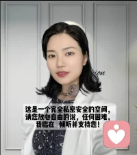 人人都需的易思維，大智慧 分享“中華第一圖”太極圖的奧秘（建議重復(fù)悟）

太極圖是以陰陽理論為依據(jù)繪制而成的，最初是伏羲依據(jù)河圖，洛書演變而來，它的構(gòu)成非常簡(jiǎn)單：一個(gè)圓形、一條曲線、兩個(gè)圓點(diǎn)、兩條黑白魚圖形，但它卻以最簡(jiǎn)潔的圖案表達(dá)了最深刻的內(nèi)涵，它是化生萬物之本源，揭示了宇宙、生命、物質(zhì)、能量、運(yùn)動(dòng)、結(jié)構(gòu)。是一切智慧生命的終極思考，被譽(yù)為“中華第一圖”。韓國(guó)國(guó)旗就是太極棋還帶四卦，那么，太極圖究竟揭示了什么道理呢？

第一 一分為二，對(duì)立統(tǒng)一

太極圖的外面是一個(gè)圓，象征著事物的整體；圓的里面是由一條曲線分出的兩尾陰陽魚，象征著事物的兩面性；整個(gè)圖形形象地告訴我們：世間任何事物都有其兩面性，兩方面既對(duì)立又統(tǒng)一：好壞美丑，是非善惡都存在對(duì)立又統(tǒng)一。

第二， 陰中有陽，陽中有陰

陰魚的眼睛為陽，陽魚的眼睛為陰；象征著陰中有陽、陽中有陰，陰陽互根。 “禍兮福所依，福兮禍所伏”“塞翁失馬焉知非福”“失之東隅，收之桑榆”“優(yōu)點(diǎn)即缺點(diǎn)缺點(diǎn)即優(yōu)點(diǎn)”任何事沒有絕對(duì)之說說的就是這樣的道理。陰中有陽，陽中有陰表現(xiàn)在人體力奇數(shù)陽，偶數(shù)陰，頭屬陽需要冷靜，腳屬陰需溫暖，雙手屬陰，陰中有5指又是陽，大拇指為陽但兩節(jié)屬陰，其他四指為陰又有3節(jié)屬陽。

第三，此消彼長(zhǎng)，物極必反

此消彼長(zhǎng)，陰陽魚收尾相接，表示事物的兩個(gè)方面是相互轉(zhuǎn)化、此消彼長(zhǎng)的狀態(tài)。好的事物可能變壞，壞的事物可以變好，同樣的每天24個(gè)小時(shí)，白晝不一，夏天白天變長(zhǎng)，那么晝夜自然變短。不論任何事物，當(dāng)它發(fā)展到極致的時(shí)候，必然會(huì)向走向反面，物極必反、否極泰來、盛極而衰都表達(dá)的是這個(gè)道理。知此理運(yùn)用于生活，無論是處在順境或者逆境都會(huì)用正面的心態(tài)去面對(duì)它。

第四，周期運(yùn)動(dòng)，循環(huán)反復(fù)

太極圖以圓形和圓潤(rùn)的曲線為基調(diào)，體現(xiàn)了事物發(fā)展的周期性、連續(xù)性的規(guī)律，比如，晝夜更替、四季輪回、春華秋實(shí)。運(yùn)用到生活中就是任何事物發(fā)展都有它的規(guī)律，我們要遵循它的規(guī)律，沒有捷徑可走，快速形成的，也就意味著快速滅亡。

一幅太極圖以最簡(jiǎn)單的形式揭示了最深刻的道理，解釋了事物發(fā)展的內(nèi)在規(guī)律，是真正的“化繁為簡(jiǎn)，以簡(jiǎn)馭繁”。配圖