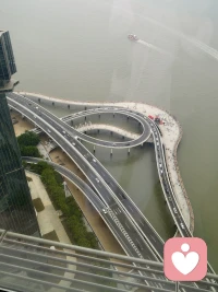 升维，是一场向内的“登高”。
那些让你寸步难行的执念，不过是你脚下的车辙；那些让你辗转反侧的困境，不过是你眼中的一洼水。你以为的“天堑”，在更高的维度里，不过是命运棋盘上的一步棋；你以为的“终局”，不过是时间长河里的一朵浪花。
 
升维，不是逃离当下，而是看见：
困住你的，从来不是世界的边界，而是你心的高度。
当你的精神站得足够高，就没有穿不过的风雨，没有绕不开的拥堵，更没有困得住你的孤岛。你自会明白，所有的烦恼，都只是因为你还站在问题的维度里看问题，唯有完成思想维度的“登高”，跳出问题本身，回溯其背后的底层逻辑与根源，才能从根本上切断问题的链条，让同类困境不再发生。配图