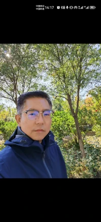 為什么有很多積極情緒是“有毒”的-1

你對朋友抱怨“我這幾天睡眠有問題，我壓力好大、好焦慮。”朋友回答：“別焦慮?。∧阋欢梢裕挥糜袎毫Γ　?

你跟父母傾訴“我感覺英語老師不喜歡我，她就批評我，我感覺好委屈?！备改富卮穑骸澳憧隙ㄊ窍攵嗔耍阏{整一下自己的心態，積極一點好吧？”

對方是出于善意，但是聽了對方的話后，你其實似乎并沒有感覺好一點。

“正能量狂魔”們的這種對于“積極”的過度強調以及對于負面情緒的不接受可能會導致一些問題，它就會變成“有毒的積極情緒”。

雖然積極和正面是我們生活中都應該學習的重要品質，但是“快樂”不可能永遠都在。當青少年剛剛開始學會理解復雜的情感狀態的時候，一個重要的功課就是學會擁抱情感的高潮以及低谷，正是這些起伏讓我們變成有血有肉的真人。

通過學習用健康的方式去識別、處理和管理各種各樣的情感，我們就也有機會來鍛煉自己。

對于“積極”的過度使用可能會在無意間培養出對于負面情緒的歧視，從而讓我們錯失了寶貴的成長契機。

那么在人際交往中，怎么樣才能算是“有毒的積極情緒”呢？ 
 對于正面語言的過度使用 

當別人訴說煩惱，第一反應永遠都是“多笑笑就好啦”或者“再加油努力吧”這樣的正面語言，對方可能會認為自己的感受沒有被承認。

 對于負面情緒的否認 

負面情感，包括悲傷、生氣、憎恨、孤獨、焦躁、羞恥等等，都會被推到一邊并且放倒，被換成虛假的快樂和積極，但實際上，它和真正的情況和體驗并不相符。而對于自然感情的不承認，會制造出一種自我覺察和自我價值中的空洞，對人的心理健康產生負面的影響。

 “情感羞辱”他人

當別人正在表達深層次的情感反應的時候，和別人說“你不應該感覺這么消極”或者推著別人去變得積極向上，這也可能也會形成一種“情感羞辱”。

我們為什么需要接受負面感情？

 不接受某種負面情感，可能在某種程度上會導致對現實的否認 

而否認負面情感與否認現實都不是健康生活的良好基礎。這種行為某種程度上就像是看著大雨瓢潑的窗外，然后說“不可能下雨”雖然你不喜歡下雨天，但是否認外面正在下雨的事實并不會讓下雨天造成的問題得到解決。

當你告訴你自己某種感情是不可忍受或者危險的，因此需要小心翼翼地避開，而你可能就會對這個需要回避的感情提起一百二十分的警惕，而這種高度警覺本身，也會帶來新一輪的負面體驗。配圖