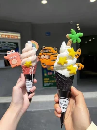 “能走出雨季的 從來都不是傘 而是不懼風雨的自己”