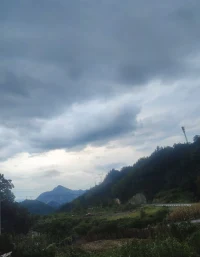 風云變化，云舒云卷，時而清空萬里，時而烏云密布，狂風暴雨過后，仍然不影響艷陽高照，天道尚且如此，何況是人呢，負面情緒來臨的時候告訴自己一切都會過去，允許它的出現，接納它本來就是我們作為人會存在的一種情緒體驗，喜、怒、憂思、悲、恐驚，情志平衡，正氣存內，才能身心健康！配圖