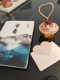 很多人困在“寻找意义”的焦虑里，好像人生必须有一个预设的终极目标。但心理咨询师可能会说：“意义不是天生就刻在生命里的答案，而是你在每一个选择、每一段关系、每一次为自己坚持的时刻中，亲手织进去的线。”
比如：一个为流浪猫搭窝的人，意义可能藏在“被需要”的温度里；一个坚持写日记的人，意义可能在“记录自己存在”的笃定里。它不是宏大的命题，而是你愿意为某个瞬间、某件小事赋予的重量。
 

 
当你觉得“活着没意义”时，或许可以试着把问题倒过来：“如果此刻我承认自己暂时找不到意义，那我还想做点什么？”
心理咨询师可能会举这样的例子：就像一棵树不会因为不知道自己“为什么生长”就停止扎根土壤，人也可以先允许自己“只是活着”——吃饭时感受食物的味道，散步时看看阳光穿过树叶的光斑，和朋友聊天时笑到肚子疼……这些看似“无意义”的瞬间，其实在悄悄为你积累“想继续活下去”的理由。意义可能就藏在这些“活着”的体验里，等你慢慢发现。