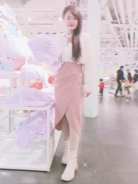 賺錢沒什么可丟人的，不賺錢怎么生存？
?自食其力就是體面！
人就應該多掙錢，多出去旅游，多見見世面，提高自身素質。
?別整天想著別人愛不愛你，只要你有錢，鬼都愛你！配圖