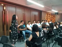 【吸渣體質的女生有什么特點】生活處處有渣渣，這很正常，人性本來就分兩面，一生難免遇上一二。

奇葩說有一期辯題是：頻繁被渣是不是我的問題？傅首爾談論這個問題又金句頻出！大家學習一下吧。



總結：吸渣體質的女生有什么特點？

一、心太軟

一個傷害你的人，往往只會再次傷害你，與其浪費時間一次次去原諒他們，倒不如用來好好愛自己。  

你心地若是太善良，聽信男人的那些鬼話，再加上心軟，那些渣男不騙你騙誰啊。對于渣男，避而遠之是最明智的。



二、毫無底線和原則

任何時候都不該拋棄的就是你的底線和原則，不要以為自欺欺人就可以好過，一個女人若是放棄了自己的原則與底線，那男人也不會疼愛你的。你可能是為了他放棄了這些，但是他遲早也會放棄你。



三、以男人為中心、母愛泛濫

一份愛情好不好，就看它有沒有把我們變成更好的自己。當一個女人，在愛情里迷失了自己，把男人當成了自己的唯一和全世界，那么當有一天男人離開了，你將一無所有，你的世界也就支離破碎。永遠不要把希望放在別人身上，自己才是最可靠的。

傅首爾說：”男人談戀愛不看體質看氣質，長相穩定、性格剛硬、兩眼一盯、草木皆兵，誰敢渣我魚不會死但網一定破“



四、貪慕虛榮、可能原生家庭不好

有時候她們明知道對方是渣男的情況下，仍然是義無反顧地走進她們。這是一個愿打一個愿挨的事情，都是相互利用的事情。對于這種女人怎么說呢，上面的女人是可憐的，這種就是可悲的。她們明明可以擺脫，但是因為自己內心的虛榮，無奈吸引著渣男們。



五、不夠愛惜自己，內心缺愛

一個人是愛，兩個人才是愛情。愛情是需要兩個人的真心付出，努力經營，才能開花結果，走得長遠，但是這有個前提就是必須是真摯的愛情，即兩個人真心愛對方，愿意和彼此一起走下去。

而和渣男的戀愛，是不要付出和犧牲的，即使女人付出了自己的全部，渣男也是不會珍惜的，他永遠都不會愛你，因為渣男永遠也改不了渣的本性，女人妄想用自己的犧牲感動一個壞男人的心，簡直是無稽之談，可笑至極。


六、付出感強，配得感弱

付出感強，喜歡給男朋友當媽。管抽煙喝酒，管幾點回家，省吃儉用給他換新手機，忍著痛經給他做晚飯，末了覺得自己特別偉大。男的缺你這個媽嗎？他不知道你為了給他買禮物扣扣搜搜的辛苦，也不知道你痛經時候有多難受，他只覺得“原來我什么都不做這女的就會愛我”。配得感弱，不好意思花配圖