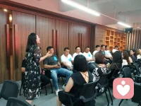 怎樣讓老公更愛你

要讓老公更愛你，可以從以下幾個方面入手
首先，要提高自己的各個方面，包括德智體美勞等方面，讓自己成為一個優秀的人1。
其次，要好好愛自己，保持良好的形象和心態，自信、開朗、充滿正能量，這樣不僅別人喜歡跟你接觸，老公也會更愛你1。
還要尊重老公的家人，特別是父母，不要有矛盾，這樣可以讓老公感受到你對他家庭的尊重和關心。
此外，要保持合適的距離，給彼此留出私人空間，同時學會說“假話”，哄著老公、鼓勵他和贊美他，讓他感受到你的關心和支持配圖