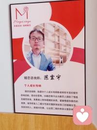 所謂的吸渣體質是指，一個女人在愛情里，總是遇人不淑，常常被男人玩弄于鼓掌之中，一次兩次當屬正常，情有可原，但吸渣體質，卻在三次以上，甚至無數次。即使開始時被男人追求，但最后也逃脫不了被分手的命運或者低聲求復合求挽回的厄運。

這樣的女人是很慘的，她們有時也會問自己，怎么就是自己總遇到渣男啊。其實，她們也需要反省一下自己，為什么別人不會這樣，而你會這樣？今天小編就來說說，吸渣體質的女生都有哪些特征，如果有，你們就得改了。

一、心軟耳根軟
女人心軟耳根軟，男人即使是做錯事了，說說好話，裝裝可憐就行了。通常這樣的女人心底比較善良，這也是為什么，我們經常看到的那樣，一些好女生被渣男騙了。她們心地善良，聽信男人的那些話，再加上心軟，那些渣男不騙你騙誰啊。善良固然是好的，但是對待渣男也要“陰險”。對于渣男，避而遠之是最明智的。
二、毫無原則與底線
一個女人的原則和底線，是任何時候都不該拋棄的，即使是在愛情里，在婚姻中。因為一個男人要是真心愛你，他愛的是你的人，同時他也愛你的原則和底線，他不會讓你放棄自己的原則和底線，也不會讓你因為他而去改變。而一個女人若是放棄了自己的原則與底線，那男人也不會疼愛你的。
你可能是為了他放棄了這些，但是他遲早也會放棄了。就像，一個男人說喜歡抽煙的女人，你就去抽煙，可是他后來說不喜歡了，他離開了你，可你卻戒不了煙，而且后來遇見的男人也不會喜歡女人抽煙。
三、為男人而活
一個人來到這個世界首先得為自己而活，女人更是如此，當你活出了自己想要的樣子，再搭配上完美的愛情，這樣豈不是錦上添花，生活兩全其美，何樂而不為？可是有些女人一生就是為了男人而活，而且那個男人還是一個渣男。
一份愛情好不好，就看它有沒有把我們變成更好的自己。當一個女人，在愛情里迷失了自己，把男人當成了自己的唯一和全世界，那么當有一天男人離開了，你將一無所有，你的世界也就支離破碎。永遠不要把希望放在別人身上，自己才是最可靠的。
四、貪慕虛榮
這樣的女人游走在各個男人之間，其實與其說她們總是遇見渣男，不如說是她們自己去找的渣男。有時候她們明知道對方是渣男的情況下，仍然是義無反顧地走進她們。這是一個愿打一個愿挨的事情，都是相互利用的事情。對于這種女人怎么說呢，上面的女人是可憐的， 這種就是可悲的。她們明明可以擺脫，但是因為自己內愛慕虛榮，無奈吸引著渣男們。配圖