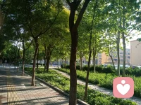 女生愛你上癮的暗示
女生愛你上癮的六大暗示會因人而異，但以下幾個可能是其中一部分的暗示：
1. 頻繁聯(lián)系：女生會不斷給你發(fā)短信、打電話或是通過社交媒體與你保持聯(lián)系，無論是平時閑聊還是詢問你的動態(tài)。
2. 主動關(guān)心：她會非常關(guān)心你的一切，無論是工作、學(xué)習(xí)還是生活中的事情，常常主動詢問你的近況，以及提供幫助和支持。
3. 時間安排：她會主動調(diào)整自己的日程安排，為了能夠更多地與你相處，包括邀約你參加活動、一起吃飯或是安排特殊的約會。
4. 含蓄表白：雖然不直接說出口，但她可能會在言語和行為中透露出對你的特殊情感。可能是通過關(guān)心、關(guān)注、嫉妒或是對你的細(xì)節(jié)觀察等方式來表達(dá)。
5. 情緒依賴：她在你周圍時情緒變化明顯，過度依賴你的存在和關(guān)心。她可能會表現(xiàn)出緊張、焦慮或是不安的情緒，并且非常渴望你的安慰和支持。
6. 特別關(guān)注：女生可能會格外關(guān)注你的喜好、興趣和愛好，甚至主動參與其中，以更好地了解你并與你有更多的共同話題。配圖
