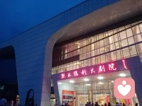 許多已婚婦女非常擔心她們的丈夫會出軌。事實上，男人是否愛你并不是沒有前兆的。想知道男人是否出軌真的很簡單，在日常生活中，男人的表現表明他們出軌了?我們來分析一下男人出軌的征兆。



?



　　1.他突然對你漠不關心。

　　即使一個男人對你沒有太多的感情，當他不作弊的時候，他也不會對你漠不關心。然而，一旦你找到了一個新的愛，你就會突然對你的妻子漠不關心。他會拒絕正常的夫妻生活，因為他不想做，不舒服和其他原因;一些最初在公共場合的親密行為，當他作弊并想分手時，他會借口說這些太模糊了。

　　2.對親友漠不關心。

　　一個男人是否有兩顆心，從他對你的家人和朋友的態度可以看出。如果一個男人愛這個女人，他會非常關心她的親戚和朋友。有時，她甚至會記住女人周圍人的一個小小的無意愿，然后在關鍵時刻滿足她們。然而，如果這個男人有外遇，即使你周圍的親戚生病或需要幫助，他們也會找到各種借口拒絕。

　　3.他的計劃中沒有你。

　　這種方式是一種更委婉的方式，一旦這個男人同理心，不想和你住在一起，他就會發現委婉地拋棄你。例如，他們會突然告訴你他的下一個工作計劃，或者去其他地方進一步學習，簡而言之，你突然消失在他的描述中。如果是這樣，女人應該理解男人的深刻含義。

　　4.突然對內衣等細節過于關注。

　　一般的男人，不會關心這些事情，只要他沒有兩顆心，尤其是內衣和襪子，即使你趕著他去做，他也不會去做。然而，一旦在這方面發生了變化，它幾乎與新的愛有100%的聯系，它仍然是愛的萌芽階段(許多男人會恢復正常，不再介意穿有洞的襪子等等)。

　　5.一反常態地擦鞋一塵不染。

　　如果你發現他沒有刷鞋，開始擦鞋子，他的變化必須放在心上。因為，從心理學上講，鞋子是性的象征，鞋子和穿鞋的習慣可以表達男人的性格，它的象征意義不僅涉及到鞋子本身，還涉及到買鞋的行為。對男人來說，鞋子更象征著婚姻，尤其是婚姻的穩定性。如果他開始改變鞋子的狀態，至少這表明他渴望有新的可能性。



?



　　6.越來越無話可說。

　　當你發現你們之間沒有什么可說的時候，你應該小心你丈夫的欺騙。在過去，你總是有無盡的話題可以談論，幾輪仍然有無盡的話，但現在即使面對面坐在一起，也只是面對面吃飯或低頭玩手機，甚至不想說話。

　　7.加班時間越來越長。

　　當你的男人總是抱怨公司給了他太多的工作時，他開始喜歡在公配圖