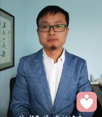 容易產(chǎn)生精神內(nèi)耗的人，具備幾個明顯特征：

想得太多，做得太少；

情緒敏感，性格多疑；

過度在意外界看法，活在別人的評價中；

猶豫不決，拖延成性。

長期陷入精神內(nèi)耗是狀態(tài)，無疑是痛苦的，煎熬的；

什么都想做，最后什么也做不成。

在這種內(nèi)耗的，反復無常的思維狀態(tài)下，陷入越來越深的抑郁和痛苦中。

精神內(nèi)耗的人，應該如何改變自己，塑造強大的內(nèi)心？

-01

社交中：增加自己的“屏蔽力”

什么是屏蔽力？

簡單來說就是：不聽，不看，不言不語。

外界的一切，都與你無關；

真正做到“兩耳不聞窗外事，一心只讀圣賢書”的專注。

屏蔽力，有兩個層面。

一層是：

主動屏蔽外界的一切負面信息，以及外界對你的任何評價與看法。

另一層是：

真正做到專注，注意力高度集中，沉浸在自己所熱愛的事情之中。


舉個例子：

你走在路上，發(fā)現(xiàn)有人掉進臭水溝里面去了。

周圍的都在那兒駐足觀看，拿起手機拍視頻；

只有你二話沒說，直接跳進去救人。

在你救人的那一刻，你腦海里只有一個念頭：“我要把他救上來”。

周圍的臟水，刺鼻的氣味，你壓根就沒有注意到。

這就是屏蔽力。

精神內(nèi)耗的人，就是過度在意他人的評價和看法；

這就導致，他們的多數(shù)煩惱和負面情緒，是來自外界。

而想要緩解內(nèi)耗，就必須提高自我的屏蔽力。


-02

心態(tài)上：尋找閃光點，并接納自己的缺點

在網(wǎng)上看到了一位父親的發(fā)言。

他的兒子，在班級里考試“倒數(shù)第一”，然后被叫上臺發(fā)言。

更諷刺的是：

某些人，直接陰陽怪氣地說：“有請我們班級倒數(shù)第一名的家長，上臺發(fā)言”。

這位父親表現(xiàn)得不卑不亢，擲地有聲。

他說：

“我的兒子有名字，不叫倒數(shù)第一；他只是成績不好，不擅長學習，并不能否定他身上其余的優(yōu)點；作為老師，如此出言傷害一個學生的自尊，這是你們該做的嗎？”

永遠不要因為某方面的缺點，就全盤否認自己；

也不要因為某一個閃光點，就陷入“全能型自戀”，認為自己無所不能。

人最大的智慧就是：

重新認識自己，跟自己達成和解。

雖然你不夠完美，但你也很棒；

也許你在這個領域并不擅長，但在另一個領域，你卻能夠發(fā)光發(fā)亮。


如果連你自己都說：

“我不行，我很差勁，我做不到”。

那么你將陷入更深的自卑，自我否定，低價值感的困擾中。

沒有人是完美的，正因為不夠完美，才顯得你更加真實可愛配圖