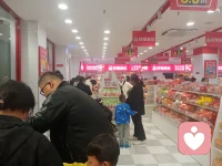 男人喜歡出軌已婚女人可能有以下原因

1. 已婚女人通常具有一種神秘的吸引力，他們身上帶有一種禁忌的氛圍。男人會被這種刺激所吸引，渴望嘗試新的經歷和感受。

2. 有些男人在婚姻中感到不滿足，他們渴望得到更多的關注和關懷。而已婚女人通常會給予他們更多的關心和關注，滿足他們內心的情感需求。

3. 男人出軌時，選擇已婚女人可以更容易地維持一種表面上的關系，避免承擔婚姻和家庭責任所帶來的壓力和束縛。配圖