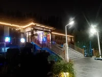 如果你感到焦慮，以下是一些可能有用的方法：

深呼吸：慢慢地深呼吸幾次，可以緩解緊張和焦慮。
放松身體：通過放松身體，如舒展肩膀、伸展身體，可以緩解身體的緊張和僵硬。
放松思維：通過冥想、想象放松的場景或使用放松音樂，可以緩解內心的焦慮和緊張。
改變思維方式：焦慮往往與負面思維有關，嘗試改變思維方式，關注積極的事物，可以緩解焦慮。
尋求支持：與親朋好友、專業人士或其他可以信任的人分享你的感受，他們可以提供幫助和支持。
尋找適當的壓力管理方式：例如運動、冥想、繪畫或其他愛好，可以幫助你放松和減輕壓力。
保持積極的生活態度：嘗試保持積極樂觀的態度，面對挑戰和困難，并尋找解決問題的方法。

如果焦慮感持續存在并影響到你的日常生活和工作，建議咨詢專業醫生或心理醫生尋求幫助。配圖