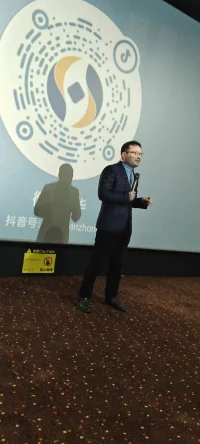 事情的發生不是偶然的，往往是事出有因。

男人出軌一定都有原因，找到出軌男人原因是解決婚外情的關鍵點。

男人為什么會出軌？都逃不過四個原因！

?
第一，感情上得不到滿足，是男性出軌的首要原因。

雖然思嘉不認可，男人情感得不到滿足，就要出軌這一點。

但現實就是如此，很多男人就是覺得婚姻里面沒有他想要的愛情而出軌的。

這種婚外情一般發生在，出軌男人和原配夫妻感情一般。

可能是相親認識，起初只是合適，無愛情。

又或者是曾經愛過，但是后面在婚姻中把愛情消耗殆盡了。

不管是哪一種， 妻子已經不能夠滿足出軌男人對感情的尋求了。

而男人又偏偏是沒有愛情活不下去，有情感需求的人。

那么這個男人就會出軌，出軌男人會說遇到小三是意外。

其實不然，出軌男人是在一直尋尋覓覓，找一個給他愛情的人。

所有的婚外情都是蓄謀已久，很少有一時興起的。

原配要清楚這一點，男人為什么出軌，心理是什么樣的，才能夠更容易解決婚外情。

?
第二，身邊有一個或多個有外遇的朋友。

近朱者赤近墨者黑，人是很容易受到其他人影響的生物。

朋友圈真的很重要，有一個人做不好的事情。

其他人看到他因為做這種事情獲得了好處，就會開始躍躍欲試。

所以出軌男人身邊有一個或者多個出軌的朋友，他就很容易出軌。

之前思嘉處理過很多，男人出軌是因為看朋友出軌。

過得很瀟灑，朋友老婆也管不了，沒付出代價的案例。

還有一部分是，朋友出軌了，把小三帶出來參加聚會。

小三年輕貌美，表現得對朋友還很好，出軌男人也會心動。

不要指望著，你的另一半是一個坐懷不亂的柳下惠。

人心是最經受不起考驗的，尤其是誘惑還是時時刻刻在身邊。

如果出軌男人身邊，一直有人誘惑他出軌。

他基本上最后都會發展出婚外情，很少有例外的。

?
第三，妻子不能滿足欲望。

之前思嘉說過，男人在身體空窗期，是最容易出軌的。

也就是說，出軌男人有夫妻生活方面的需要，但是妻子不能夠給他滿足。

比如妻子懷孕期間，不方便進行夫妻生活。

有的男人欲望比較強烈，就很容易為了這一點出軌。

可能一開始出軌男人并沒有想著長期出軌，只是想要滿足需求。配圖