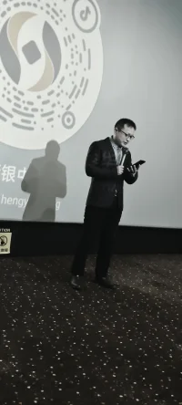 事情的發生不是偶然的，往往是事出有因。

男人出軌一定都有原因，找到出軌男人原因是解決婚外情的關鍵點。

男人為什么會出軌？都逃不過四個原因！

?
第一，感情上得不到滿足，是男性出軌的首要原因。

雖然思嘉不認可，男人情感得不到滿足，就要出軌這一點。

但現實就是如此，很多男人就是覺得婚姻里面沒有他想要的愛情而出軌的。

這種婚外情一般發生在，出軌男人和原配夫妻感情一般。

可能是相親認識，起初只是合適，無愛情。

又或者是曾經愛過，但是后面在婚姻中把愛情消耗殆盡了。

不管是哪一種， 妻子已經不能夠滿足出軌男人對感情的尋求了。

而男人又偏偏是沒有愛情活不下去，有情感需求的人。

那么這個男人就會出軌，出軌男人會說遇到小三是意外。

其實不然，出軌男人是在一直尋尋覓覓，找一個給他愛情的人。

所有的婚外情都是蓄謀已久，很少有一時興起的。

原配要清楚這一點，男人為什么出軌，心理是什么樣的，才能夠更容易解決婚外情。

?
第二，身邊有一個或多個有外遇的朋友。

近朱者赤近墨者黑，人是很容易受到其他人影響的生物。

朋友圈真的很重要，有一個人做不好的事情。

其他人看到他因為做這種事情獲得了好處，就會開始躍躍欲試。

所以出軌男人身邊有一個或者多個出軌的朋友，他就很容易出軌。

之前思嘉處理過很多，男人出軌是因為看朋友出軌。

過得很瀟灑，朋友老婆也管不了，沒付出代價的案例。

還有一部分是，朋友出軌了，把小三帶出來參加聚會。

小三年輕貌美，表現得對朋友還很好，出軌男人也會心動。

不要指望著，你的另一半是一個坐懷不亂的柳下惠。

人心是最經受不起考驗的，尤其是誘惑還是時時刻刻在身邊。

如果出軌男人身邊，一直有人誘惑他出軌。

他基本上最后都會發展出婚外情，很少有例外的。

?
第三，妻子不能滿足欲望。

之前思嘉說過，男人在身體空窗期，是最容易出軌的。

也就是說，出軌男人有夫妻生活方面的需要，但是妻子不能夠給他滿足。

比如妻子懷孕期間，不方便進行夫妻生活。

有的男人欲望比較強烈，就很容易為了這一點出軌。

可能一開始出軌男人并沒有想著長期出軌，只是想要滿足需求。配圖
