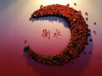 第三十六計:對癥下藥


分手后應該如何挽回？

首先我們要先分辨是真性分手還會假性分手，真性分手分別有：

1  預謀性分手
就是還沒和你在一起就已經預謀分手了，可能你只是個過度的備胎，可能 圖你的一些好處，這種分手挽回不了。

2  背叛性分手
你出軌了，挽回不了，女生出軌了，這種基本上你自己都不想挽回。

3  理智性分手
就是深思熟慮過后決定的分手，這種分手基本也挽回不了。 這三種分手，基本無力回天，你找誰都沒用。
那假性分手呢？分別有：

1  沖動型分手
一時沖動，生氣了，就要分手，這種很容易挽回。

2  缺點型分手
你在生活上的一些缺點，對方忍受不了，提出了分手。
3  第三者分手
這個不是背叛，而是第三者出現了，她被吸引了，想要和你分手后，然后 和第三者在一起。

這 3 種分手，基本上都是可以挽回的。

那應該怎么挽回呢？ 只需要 3 步：
第一步 緩兵之計

對方提出分手，不要直接答應，也不要直接拒絕，就跟她說：都在一起這么久了，說分手就分手，對彼此都不負責，我們都冷靜一個星期吧，給雙 方一個緩沖的時間，最后如果你決定還是要分手，那我們再分吧。

基本上你這樣說了之后，她都會答應你。

這個階段切記，千萬不要去死纏爛打，去祈求去跪舔對方，不然就會很掉 價，對方也會更加的反感你，那就更難挽回了。

退一萬步來說，即使你這樣做，讓你挽回成功了，你以后在她面前也抬不 起頭，我們不要為了某個人，而失去了自己。

第二步 重新做人

這一個星期，不要主動去聯系她，一個字都不要發給她，忍住。 這一個星期你要干嘛呢？重新做人！
去換個帥氣的發型，修理好你臉上的眉毛、鼻毛，以及其他的污垢，換一 身時尚帥氣的衣服，在形象上要完全的脫胎換骨。

這一步也是最關鍵的一步，你要重新吸引她，就得從形象開始，不管男女， 都是視覺動物。

第三步 對癥下藥

利用你的朋友圈，重新建立你的印象，這一步，你得從你們分手的原因出發。

如果是沖動型分手，那你就發一張你在看書的朋友圈，這本書剛好就是關 于情商或者溝通的。
佩文：真羨慕別人,能夠越吵越愛。
如果是因為她覺得你幼稚不成熟，你就發一張你在深夜工作的朋友圈。
佩文： 曾經的小男孩,在努力的成長。 讓她覺得你懂事了，成熟了。

如果是因為配圖