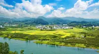 #本來的自己#

很多人心理出現問題 是因為在學習如何愛自己的時候，沒學會。

我們每個人生下來一定要學會的第一件事就是愛自己，愛別人之前先要學會愛自己，愛自己不等于自私，不等于利己主義，更不是為了自己竊取他人利益。而是從心底的潛意識里接納本來的，并不了解的自己，這個本來的自己是有缺點的，平庸的，甚至是笨拙的，但我們不應該反感這些，因為這些也是自己的一部分，就是有了這些容易導致我們犯錯的一部分，讓我們變的生動，讓我們能夠感知到自己。世界上沒有完美的人，更沒有能讓所有人都滿意的人，上帝關上你的一扇門，必然會為你打開一扇窗。沒有人能在所有的領域全都做到出類拔萃，我們只需竭盡全力，剩下的交給上天。請勇敢的做自己，因為，最高級的氣質，是自信。配圖