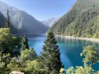 曾经以为，老去是很遥远的事，突然发现，年轻是很久以前的事了。时光好不经用，抬眼，已是半生！