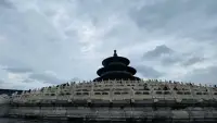 三五成群的人，不一定快乐。离群索居的人，不一定寂寞。享受独处的人，才是内心富足的人，她不需要从随波逐流中获取安全感，也不需要从外界的回应中寻求价值感。漫漫人生路，自己才是陪伴自己最久的人，独处是成为自己的开始！
