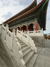 小不理解父母們旅游為什么喜歡看風(fēng)景，
現(xiàn)在我也到了開始喜歡花花草草的年紀(jì)嗎？配圖