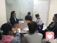 每個孩子都是深深的愛著父母，她們其實在用各種方式來表達父母曾經(jīng)過往中沒有療愈的創(chuàng)傷，所以愛孩子最好的方式是先療愈父母。配圖